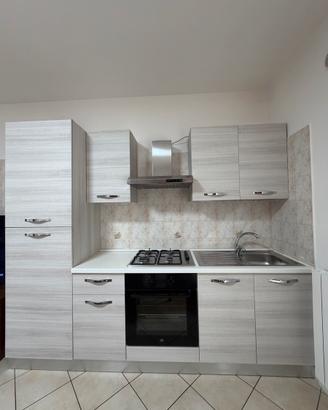 Cucina completa con elettrodomestici