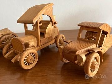 Auto d'epoca in legno