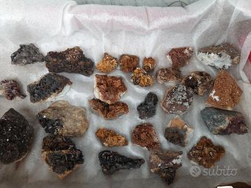 Minerali Quarzi sideriti bariti granatini 26 pezzi