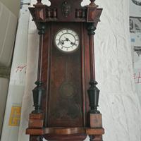 Antico orologio a pendolo