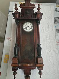 Antico orologio a pendolo
