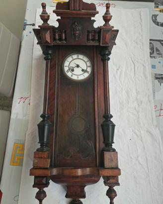 Antico orologio a pendolo