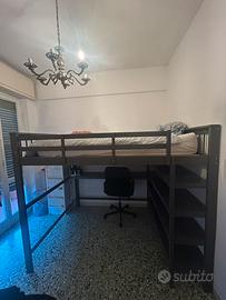 Letto a soppalco in legno con scrivania e scaffali