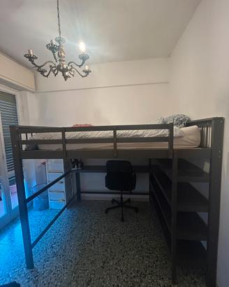 Letto a soppalco in legno con scrivania e scaffali