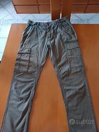 pantaloni con tasche laterali