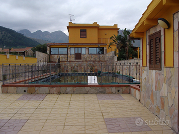 Villetta bifamiliare con piscina