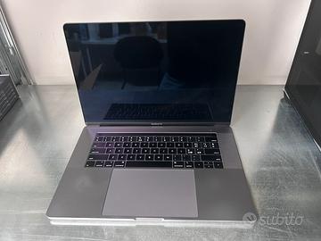 MacBook Pro 15” Retina 2018 i7  16GB RAM Touch Bar