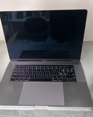 MacBook Pro 15” Retina 2018 i7  16GB RAM Touch Bar