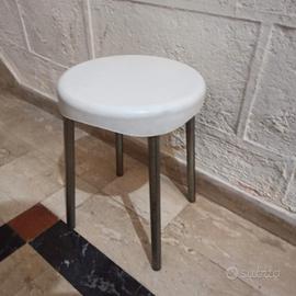 Sgabello abs bianco con gambe cromo.
ORJSI Milano 