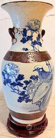 Vaso in porcellana craquele con figure blu