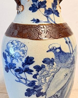 Vaso in porcellana craquele con figure blu