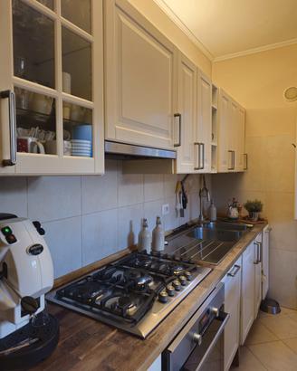 CUCINA CON PIANO COTTURA E LAVELLO IN ACCIAIO 
