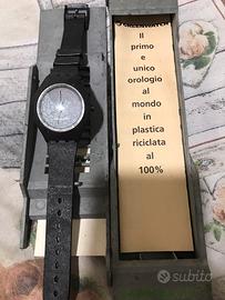 Orologio in plastica riciclata
