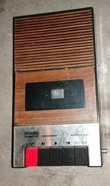 Registratore cassette portatile anni 80 vintage. 