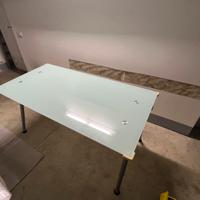 Scrivania in vetro Ikea