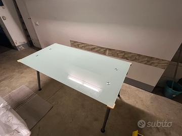 Scrivania in vetro Ikea