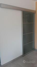 Porta di vetro, alluminio e acciaio