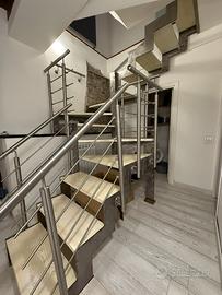 scala realizzata in ferro spazzolato