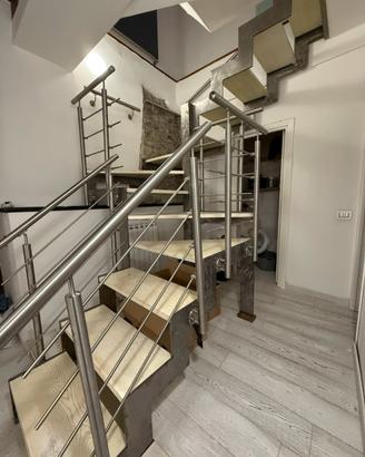 scala realizzata in ferro spazzolato