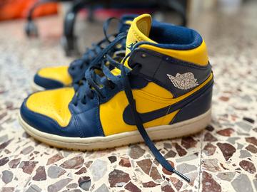 Air Jordan 1 Mid "Michigan"