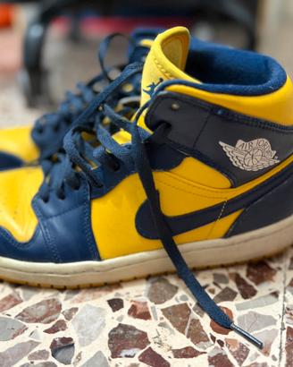 Air Jordan 1 Mid "Michigan"
