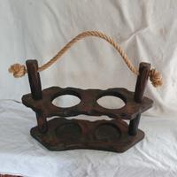 Elegante porta bottiglie di vino antico in legno