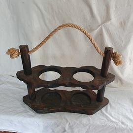 Elegante porta bottiglie di vino antico in legno