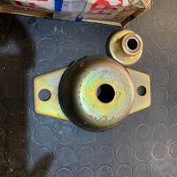 Supporto motore tassello antivibrante