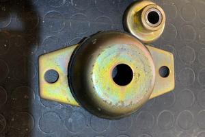 Supporto motore tassello antivibrante