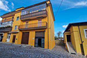 Via Cavour locale mq. 35 netti + soppalco