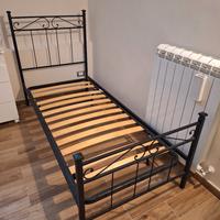 Due letti in ferro battuto con rete