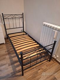 Due letti in ferro battuto con rete