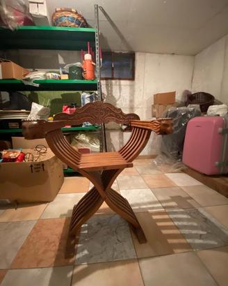 Sedia particolare con leoni
