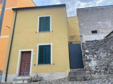 Casa indipendente con cortile e magazzino