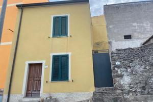 Casa indipendente con cortile e magazzino