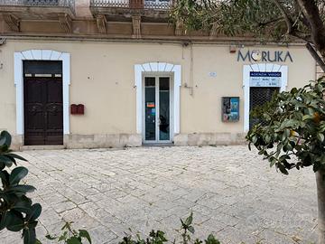 Locale commerciale con soppalco