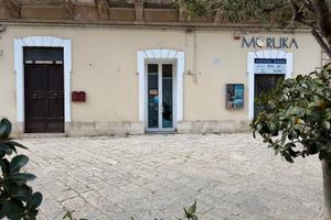 Locale commerciale con soppalco