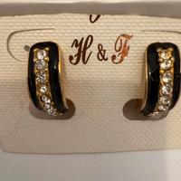 Orecchini dorati H&F con strass e smalto nero