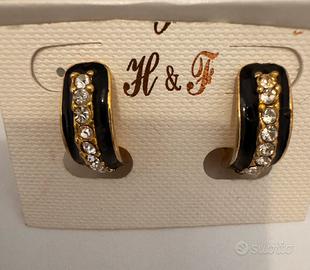Orecchini dorati H&F con strass e smalto nero