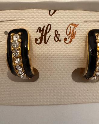 Orecchini dorati H&F con strass e smalto nero