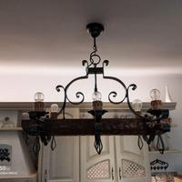 Lampadario ferro battuto e legno rustico