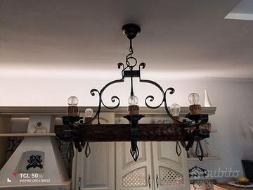 Lampadario ferro battuto e legno rustico