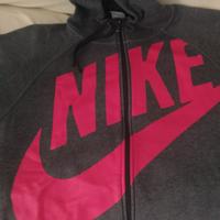 Felpa Nike grigia con cappuccio.