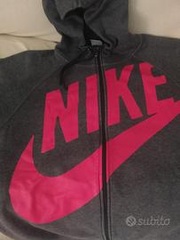 Felpa Nike grigia con cappuccio.