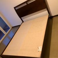 Letto matrimoniale in legno scuro