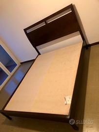 Letto matrimoniale in legno scuro