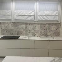 Cucina come nuova con penisola color bianco latte