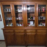 CRISTALLIERA IN LEGNO MASSELLO E TAVOLO CON SEDIE
