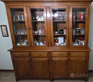 CRISTALLIERA IN LEGNO MASSELLO E TAVOLO CON SEDIE