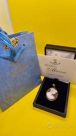 cammeo di conchiglia inciso a mano